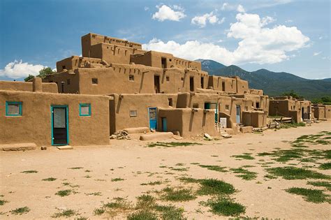  ニューメキシコ州のプエブロ族の文化変革：古代アメリカにおける6世紀の建築と社会構造の変化